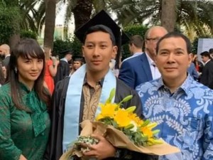Seperti Tata dan Tommy Soeharto, Artis Cerai Ini Kompak Hadir di Wisuda Anak