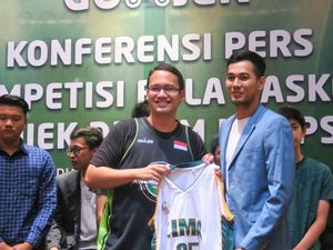 Pebasket Pro Ikut Main dalam Kompetisi Basket Antar SMA di Bandung