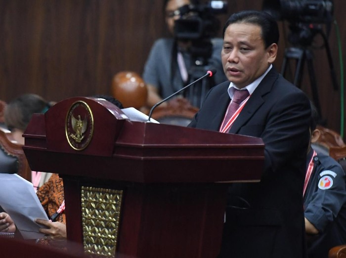 Ketua Bawaslu Abhan menyampaikan keterangan pada sidang lanjutan Perselisihan Hasil Pemilihan Umum (PHPU) Pilpres 2019 di gedung Mahkamah Konstitusi, Jakarta, Selasa (18/6/2019). Sidang tersebut beragendakan mendengarkan jawaban termohon, pihak terkait dan Bawaslu. ANTARA FOTO/Hafidz Mubarak A/wsj.