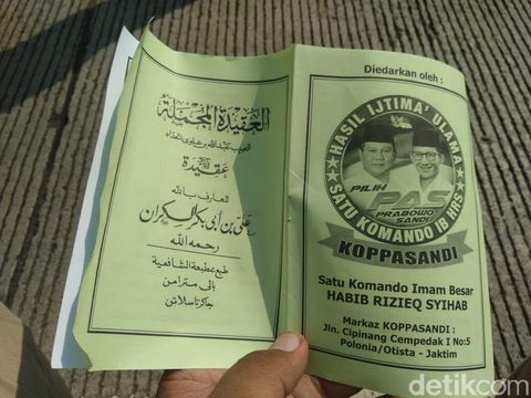 Mereka juga membagikan buku zikir bergambar Prabowo-Sandiaga