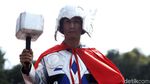 Spider Man Hingga Gatotkaca Demo di Patung Kuda