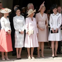 Para putri cantik tersebut tampil dengan busana pastel yang senada. Mereka tampak anggun dengan nuansa busana pink dan putih.  Foto: Getty Images