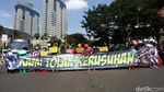 Spider Man Hingga Gatotkaca Demo di Patung Kuda