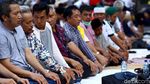 Potret Massa Salat Ashar Berjamaah di Depan Patung Kuda