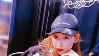 Tak hanya bergaya ala gadis menggemaskan, Taeyeon juga bisa berpose dengan mata yang tajam. Buktinya saat makan dan minum segelas minuman dingin ini. Foto: Instagram taeyeon _ss