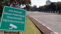 Kawasan Istana Negara pun ditutup oleh kawat berduri sehingga jalan tampak lengang tak ada kendaraan satu pun yang melintas.