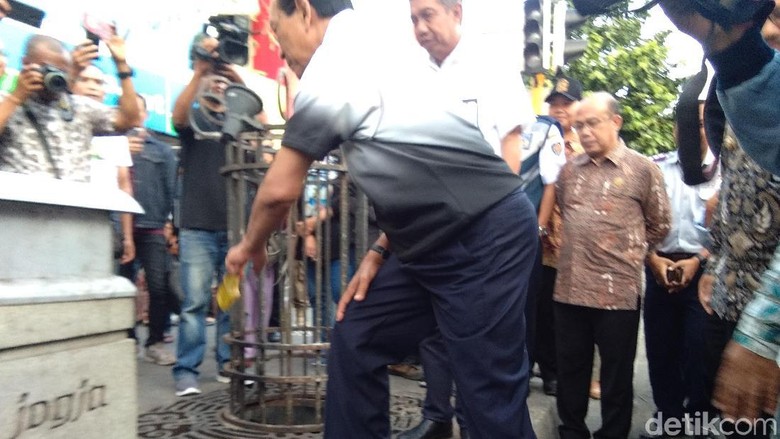 Sultan HB X Pungut Sampah di Malioboro Sultan HB X Pungut Sampah di Malioboro