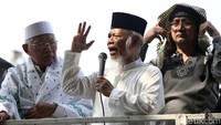 Seorang peserta aksi melakukan orasi di sela-sela aksi damai mengawal sidang sengketa Pilpres 2019 di Patung Kuda, Jakarta.