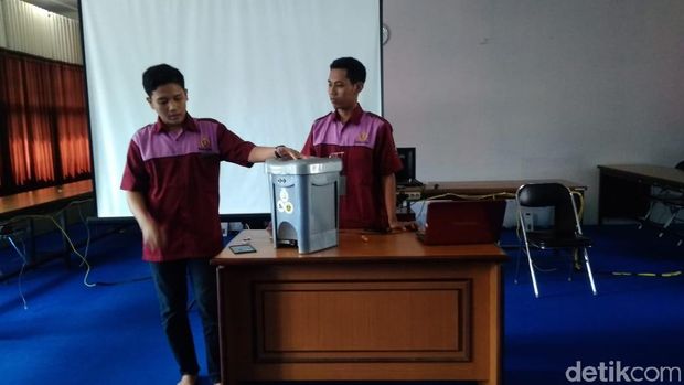 Kreatif! Mahasiswa di Kudus Bikin Tempat Sampah Berbasis IoT