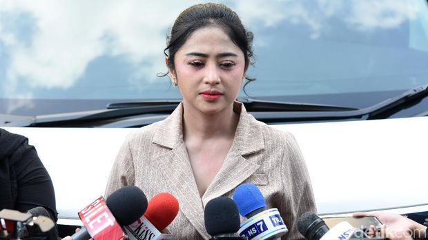 Dewi Perssik dan sang suami saat ditemui di studio Trans TV.