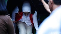 Terdakwa kasus hoax penganiayaan Ratna Sarumpaet turun dari mobil saat tiba di Pengadilan Negeri Jakarta Selatan, Selasa (18/6).