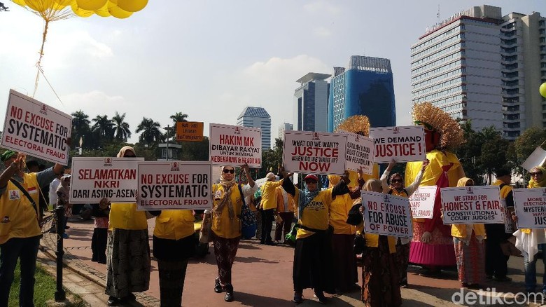 Pakai Spanduk Berbahasa Inggris, Massa Aksi Kawal MK Tiba di Patung Kuda Pakai Spanduk Berbahasa Inggris, Massa Aksi Kawal MK Tiba di Patung Kuda