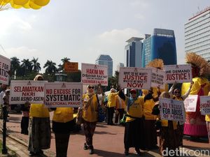 Pakai Spanduk Berbahasa Inggris, Massa Aksi Kawal MK Tiba di Patung Kuda