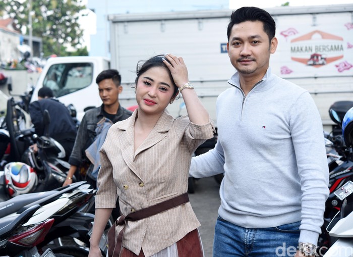 Dewi Perssik Dewi Perssik dan sang suami saat ditemui di studio Trans TV.
