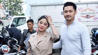 Suami Dewi Perssik, Angga Wijaya, juga pernah ditilang polisi karena melanggar aturan ganjil genap. Foto: Noel/detikFoto