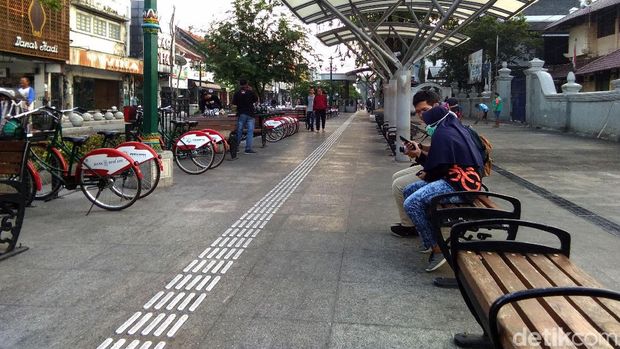 Suasana saat uji coba Malioboro bebas kendaraan bermotor, Selasa (18/6). 