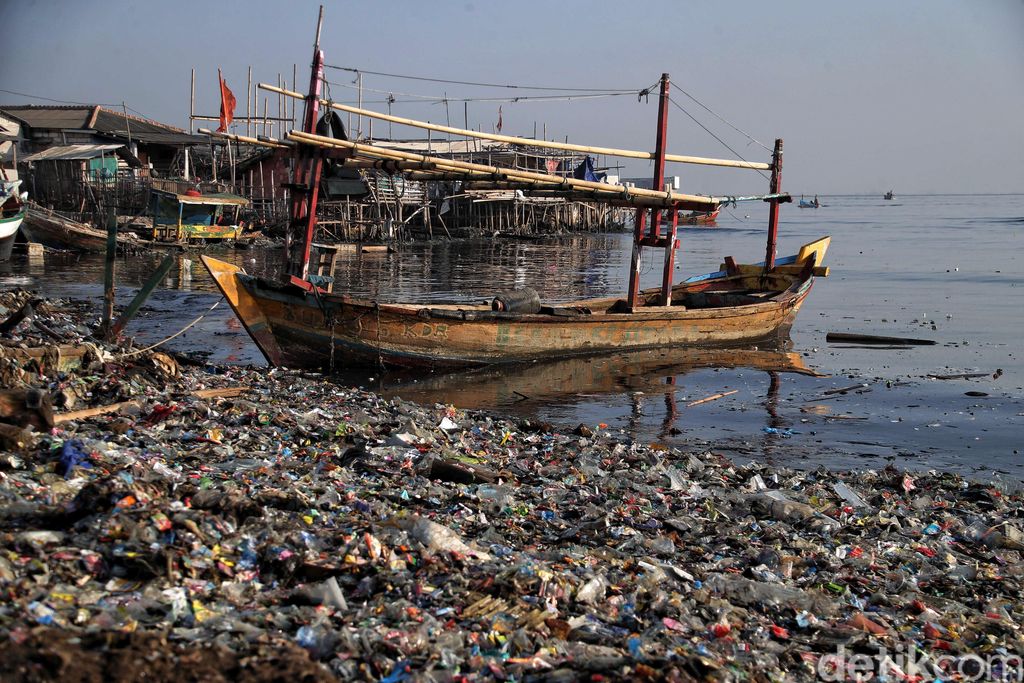 Pemandangan di Pantai Cilincing nampak muram dengan sampah-sampah plastik berserakan. Ancaman serius dari sampah plastik semakin mendesak untuk dientaskan.