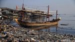 Potret Muram Sampah Plastik Kepung Pantai Jakarta