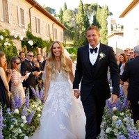 Petenis Denmark Caroline Wozniacki baru saja menikah. Wanita cantik tersebut dipersunting oleh mantan pebasket NBA David Lee. Dilangsungkan di Siena, Tuscany, Italia, pesta pernikahan mereka tampak indah dan romantis. Foto: Instagram @carowozniacki