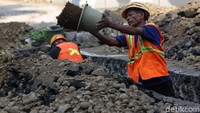 Para pekerja pun mengebut pengerjaan tiang ini agar selesai sesuai rencana.