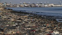 Pada akhirnya, ancaman lebih serius mengancam kehidupan masyarakat Indonesia akibat sampah-sampah plastik tersebut. Tak sedikit sampah plastik itu yang mengandung bahan beracun dan berbahaya (B3). Selain mengancam kehidupan laut, sampah-sampah yang mengandung bahan beracun dan berbahaya itu juga mengancam kesehatan masyarakat yang tinggal di sekitar tempat pembuangan sampah tersebut
