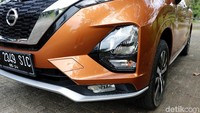 Gril V-Motion dan lampu depan LED berbentuk bumerang merupakan desain khas Nissan.