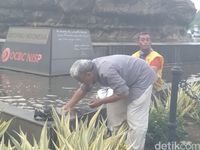 Massa Kawal MK Salat Berjamaah, Berwudu dari Air Mineral sampai Air Kolam