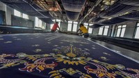 Produk seragam batik tersebut dipesan oleh beberapa daerah seperti Batam, Papua, Bengkulu, Palangkaraya, dan Jabar. Setiap potongnya batik tersebut dibandrol Rp 50 ribu. ANTARA FOTO/ Adeng Bustomi.