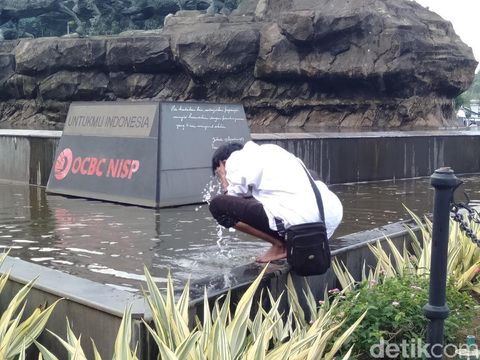 Massa Kawal MK Salat Berjamaah, Berwudu dari Air Mineral sampai Air Kolam