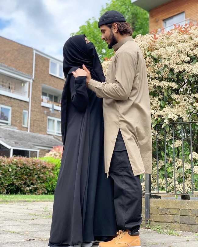 Pasangan YouTuber asal Inggris yang dikenal sebagai ummxabdullah dan hasanatofficial dituding telah melakukan banyak kebohongan. Suami-istri dengan naama asli Ruksana Ali dan Abu Abdullah Hasnat tersebut dikatakan berpura-pura menjadi orang lain demi konten video. Dalam video-video mereka di YouTube, keduanya sering menunjukkan keseharian dan beberapa hal kontroversi terkait Islam, seperti poligami. Foto: Instagram @ummxabdullah