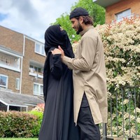 Pasangan YouTuber asal Inggris yang dikenal sebagai ummxabdullah dan hasanatofficial dituding telah melakukan banyak kebohongan. Suami-istri dengan naama asli Ruksana Ali dan Abu Abdullah Hasnat tersebut dikatakan berpura-pura menjadi orang lain demi konten video. Dalam video-video mereka di YouTube, keduanya sering menunjukkan keseharian dan beberapa hal kontroversi terkait Islam, seperti poligami. Foto: Instagram @ummxabdullah