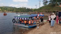 Sembari dilakukan perawatan bendungan, pihaknya meminta semua pihak terkait menyiapkan diri, seperti halnya nanti perahu yang dipakai haruslah yang jelas keamanannya. Serta awak kemudi perahu juga haruslah yang terlatih. (Akrom Hazami/detikcom)