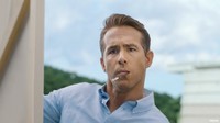 Ryan Reynolds juga tampil sebagai pelukis di video itu. Dok. YouTube/Taylor Swift