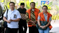 Pengusaha Liliana Hidayat bersama eks Sekretaris Dinas Pendidikan Pemkab Klaten, Sudirno, dan eks Bupati Lampung Tengah (baju hitam) mendatangi gedung KPK, Jakarta, Selasa (18/6/2019).