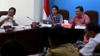 Komisioner Ombudsman RI Adrianus Meliala memimpin rapat dengan sejumlah instansi layanan public seperti kepolisian, KPK, kejaksaan dan Kementrian Perhubungan di Gedung Ombudsman RI, Jakarta, Selasa (18/6/2018).