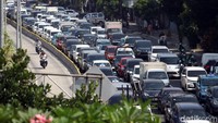 Pengalihan arus tak hanya dilakukan untuk kendaraan pribadi, rute bus TransJakarta pun ada pula yang dialihkan dan ditutup sementara terkait diselenggarakannya sidang sengketa Pilpres 2019 di Mahkamah Konstitusi.
