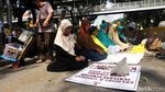Massa Kawal Sidang Sengketa Pilpres, Salat Dzuhur di Jalur Busway