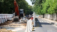 Penutupan Jalan Setiabudi Tengah dilakukan karena pembangunan tiang LRT membutuhkan lebar jalan 14 meter. 