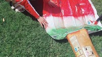 Wah, saking sukanya dengan dessert manis, pengisi reality show Begin Again ini juga membeli pool float bentuk es krim tangkai. Tapi es krim tangkainya berbentuk buah semangka. Foto: Instagram taeyeon _ss