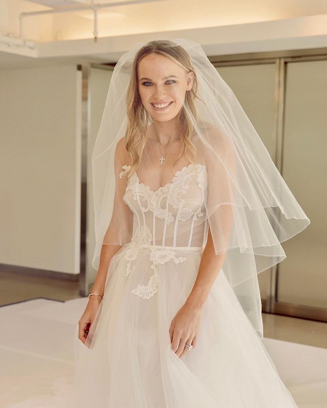 Menurut tim Oscar de la Renta, sejak awal Caroline punya gambaran jelas mengenai gaun pernikahan apa yang diinginkannya. Dia mencoba siluet pas badan, ballgown, banyak tipe berbeda. Dia mencoba beberapa tampilan renda dan kami memilih ini dengan cepat, ungkap salah satu tim. Foto: Instagram @carowozniacki