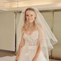 Menurut tim Oscar de la Renta, sejak awal Caroline punya gambaran jelas mengenai gaun pernikahan apa yang diinginkannya. Dia mencoba siluet pas badan, ballgown, banyak tipe berbeda. Dia mencoba beberapa tampilan renda dan kami memilih ini dengan cepat, ungkap salah satu tim. Foto: Instagram @carowozniacki