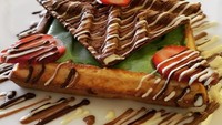 Pencinta cokelat wajib coba waffle enak buatan Moreau Chocolatiers Cafe di Kemang. Salah satu menu mereka, Creamy Waffle dengan isian krim keju, topping cokelat Belgia, dan whipped cream. Ada rasa hazelnut, raspberry, pistachio, dan mangga. Foto: Instagram moreau.chocolate