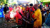 Para penumbuk gabah ini rata-rata sudah berusia paruh baya dan tetap terlihat kuat mengayunkan alu ke lesung berisi gabah, beratnya mencapai 5 kilogram (Muhammad Bakri/detikcom)