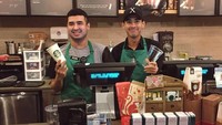 Benar-benar penggemar kopi, ini posenya saat sedang menjadi barista di salah satu gerai kopi ternama. Foto: Instagram @tunku_abdul_rahman