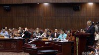 Fritz Edward Siregar hadir dengan mengenakan setelan jas dan tampilan rambut yang sangat nyentrik.