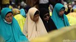 Massa Kawal Sidang Sengketa Pilpres, Salat Dzuhur di Jalur Busway