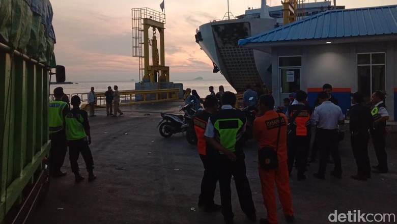 Jatuh dari Kapal, Mobil Nyemplung ke Laut Selat Sunda Jatuh dari Kapal, Mobil Nyemplung ke Laut Selat Sunda