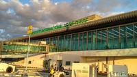 Lokasi bandara ini berdekatan dengan laut serta perbukitan.