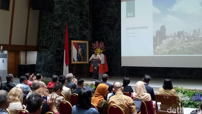 Anies Targetkan Pengguna Kendaraan Umum di DKI Capai 75 Persen Anies Targetkan Pengguna Kendaraan Umum di DKI Capai 75 Persen