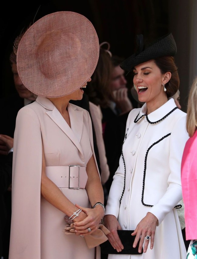 Mereka tampak akrab dengan saling bercengkrama. Inilah potret saat Kate Middleton bercengkrama dengan Ratu Maxima.  Foto: Getty Images